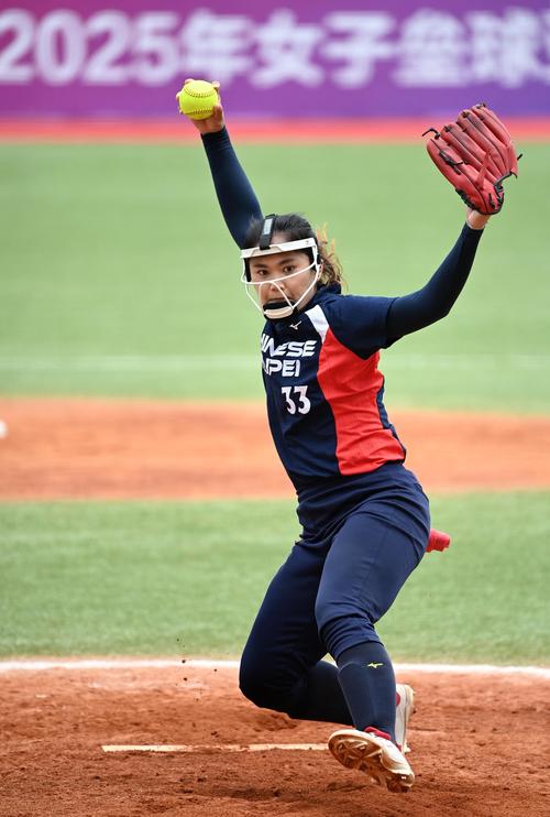 毛彪附体！四川一高校辅导员单刀面对大空门滑倒滚进球网（四川高校辅导员单刀面对空门失足，连人带球滚入球网）