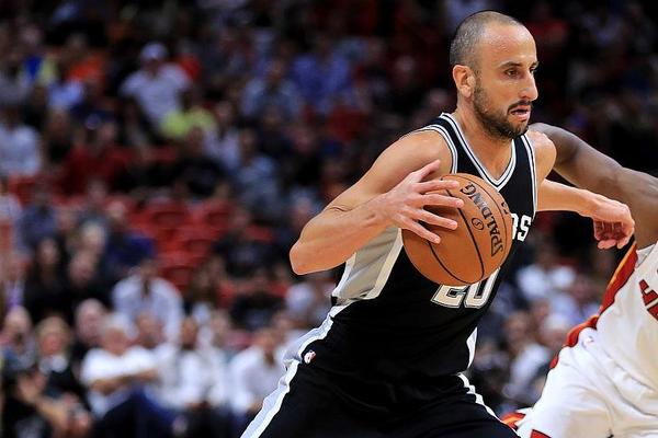 被球迷询问是否会考虑加盟阿森纳，库尼亚大笑回应（被问是否加盟阿森纳，库尼亚笑着回应）