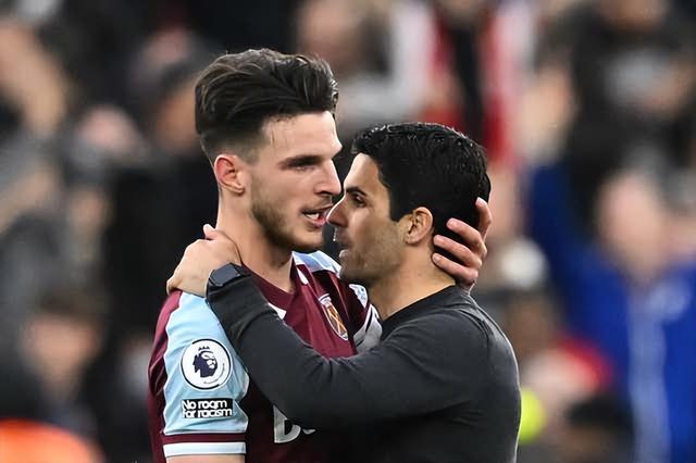 巴特萨基还没来不及走到替补席跟教练击掌普利西奇就完成了进球！（巴特萨基还没来得及在替补席与教练击掌，普利西奇就已破门！）