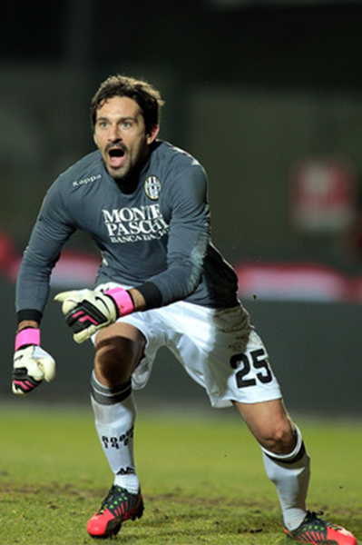 都悲伤！阿森纳被扳平球迷遗憾捂脸，狼队遭绝杀球迷神情落寞（双双失落！阿森纳被扳平球迷捂脸叹息，狼队遭绝杀神情黯然）