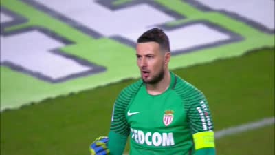 篮球湖人球员训练结束后状态恢复良好（湖人队训练后，球员状态恢复理想）