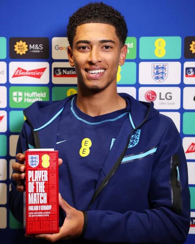 76人双星组合渐入佳境（76人双核默契渐成）